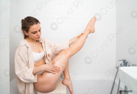 Девушка моющая ноги