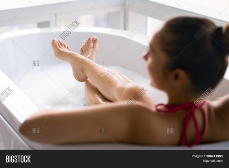 Юная в ванной