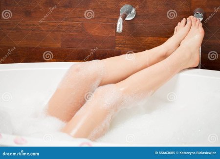 Красивая девушка в ванной