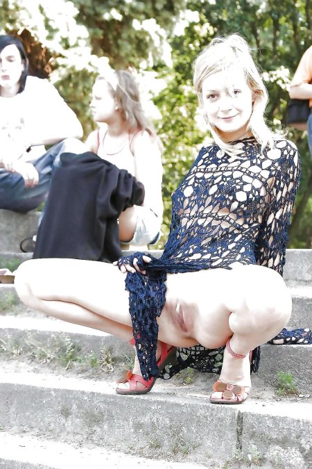 Девушки без трусов в общественных местах