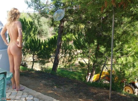 Жена ходит по дому голая