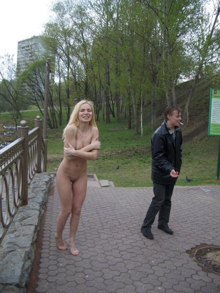 Девушка разделась на спор
