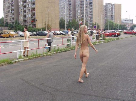 Прогулка обнаженной на публике