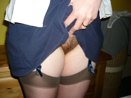 Волосатые в чулках под юбкой