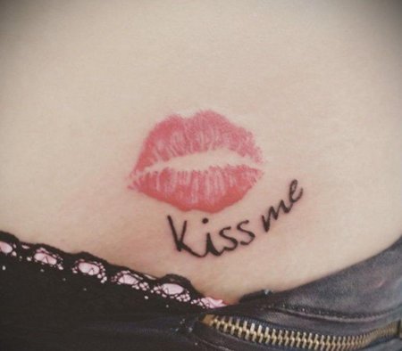 Татуировка в виде поцелуя