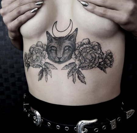 Тату под грудью кошка