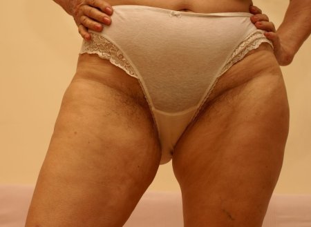 Пожилая толстушка в трусиках