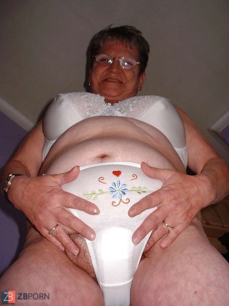 Пожилые женщины в трусах