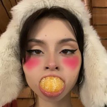 Дора с мандарином во рту