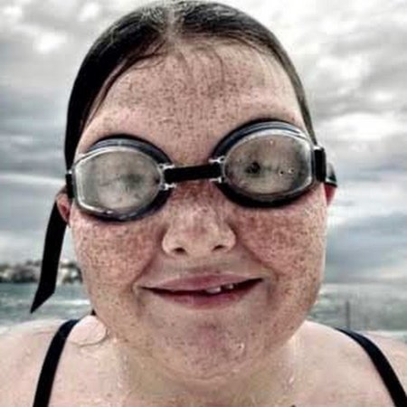 Страшная девушка в очках