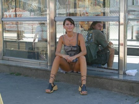 Девушки без трусов на улице