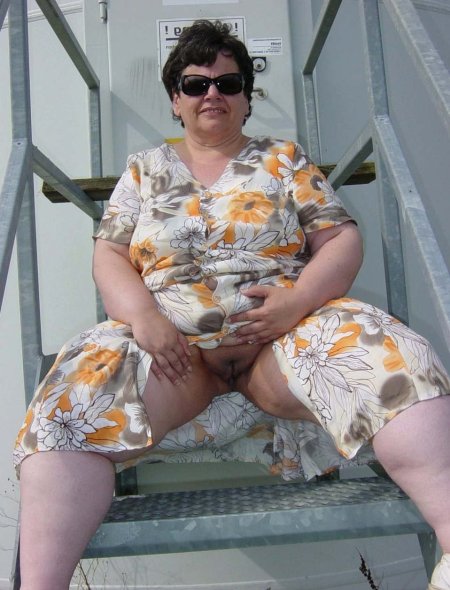 Зрелые толстушки под юбкой