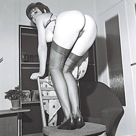 Голые ретро дамы в чулках