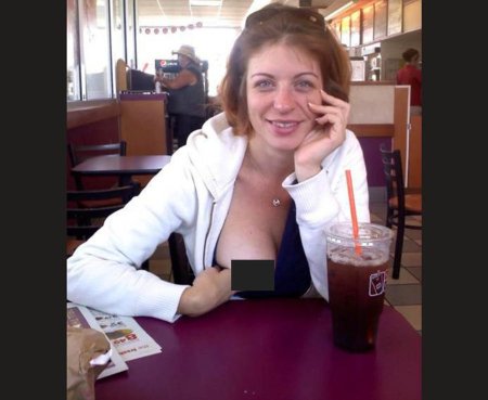 Показала титьки в кафе