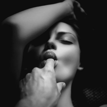 Большой палец во рту