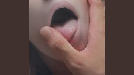 Фото с пальцем во рту