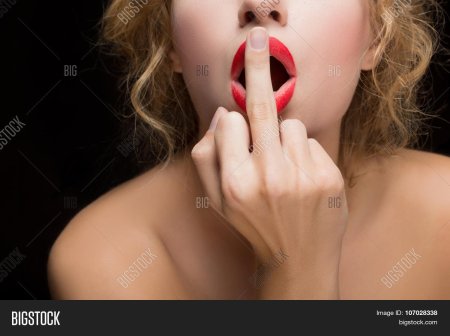 Женщина с пальцем у рта