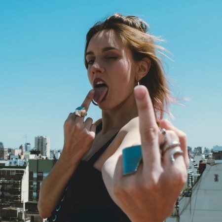 Средний палец девушки