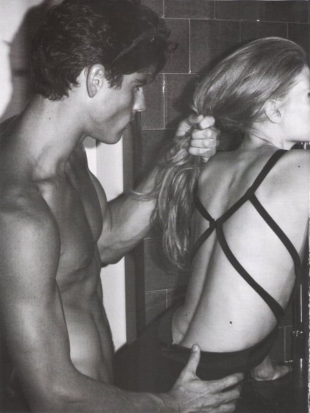 Держит за волосы