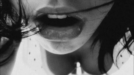 Губы девушки