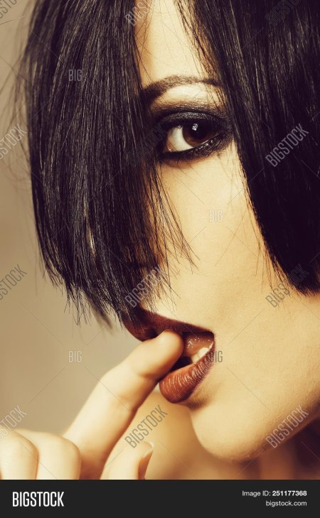 Женщина вамп рыжая