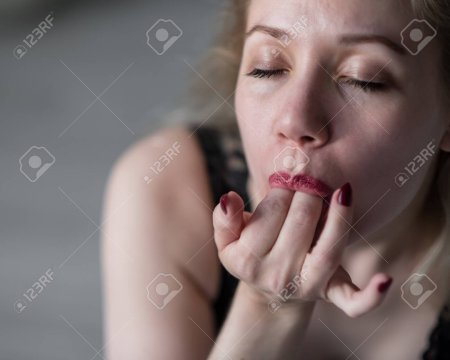 Женщина облизывается
