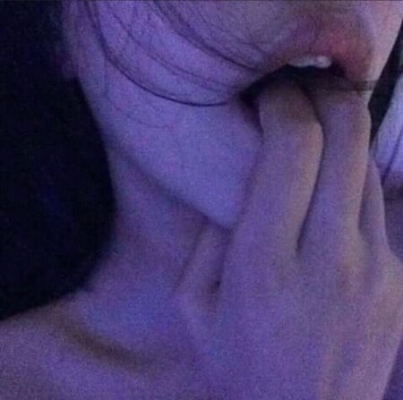 Селфи с языком девушки