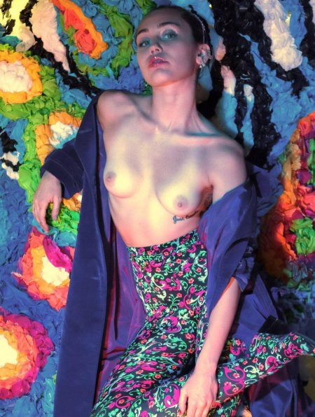 Майли Сайрус голая грудь