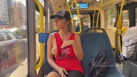 Показала сиськи в автобусе