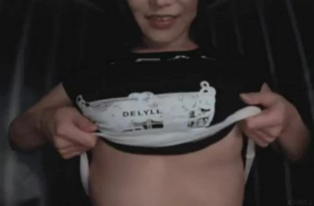 Подняла футболку