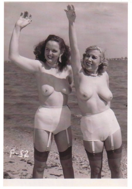Голые бабы в ретро трусах