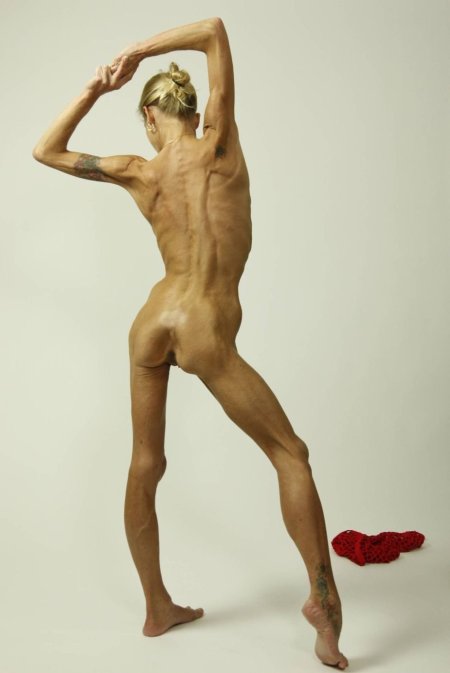 Очень худые голые мужчины