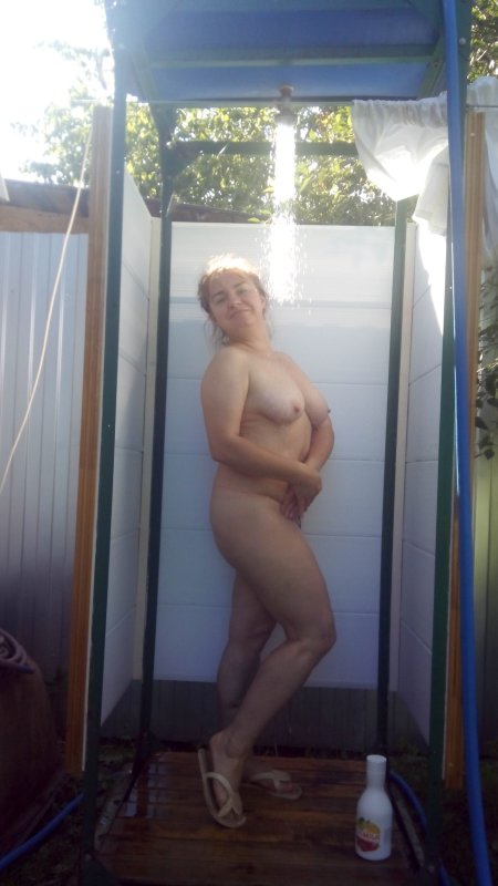 Зрелая жена в летнем душе