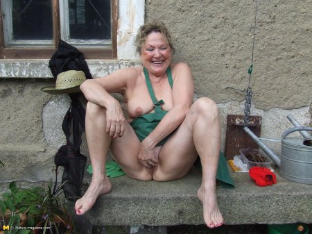 Голые алкашки на улице