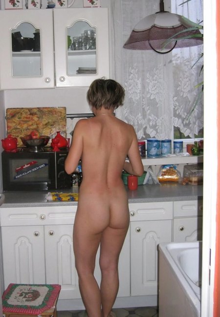 Голая хозяйка встречает гостей