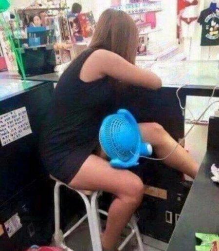 Девушка с вентилятором