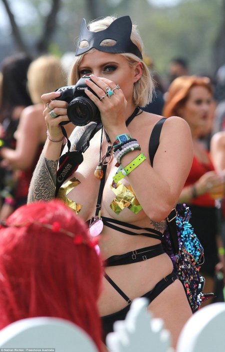 Забавные пикантные картинки с девушками