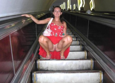 Трусики под юбкой на эскалаторе