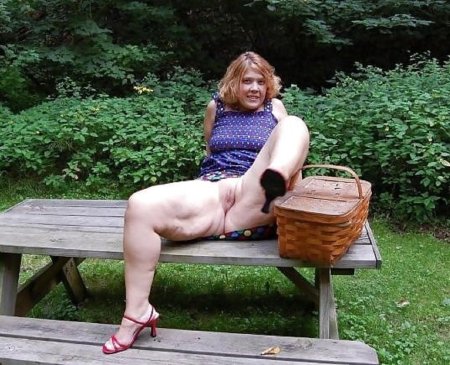 Пожилые женщины в трусиках и без