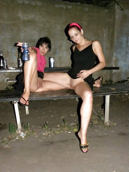 Пьяные голые девки без трусов