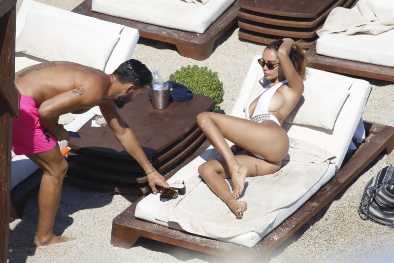 Nabilla Benattia на пляже