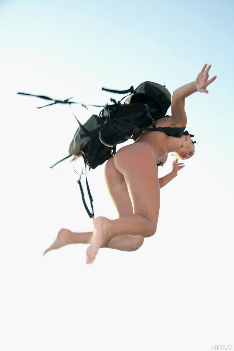 Голые женщины прыгают с парашютом