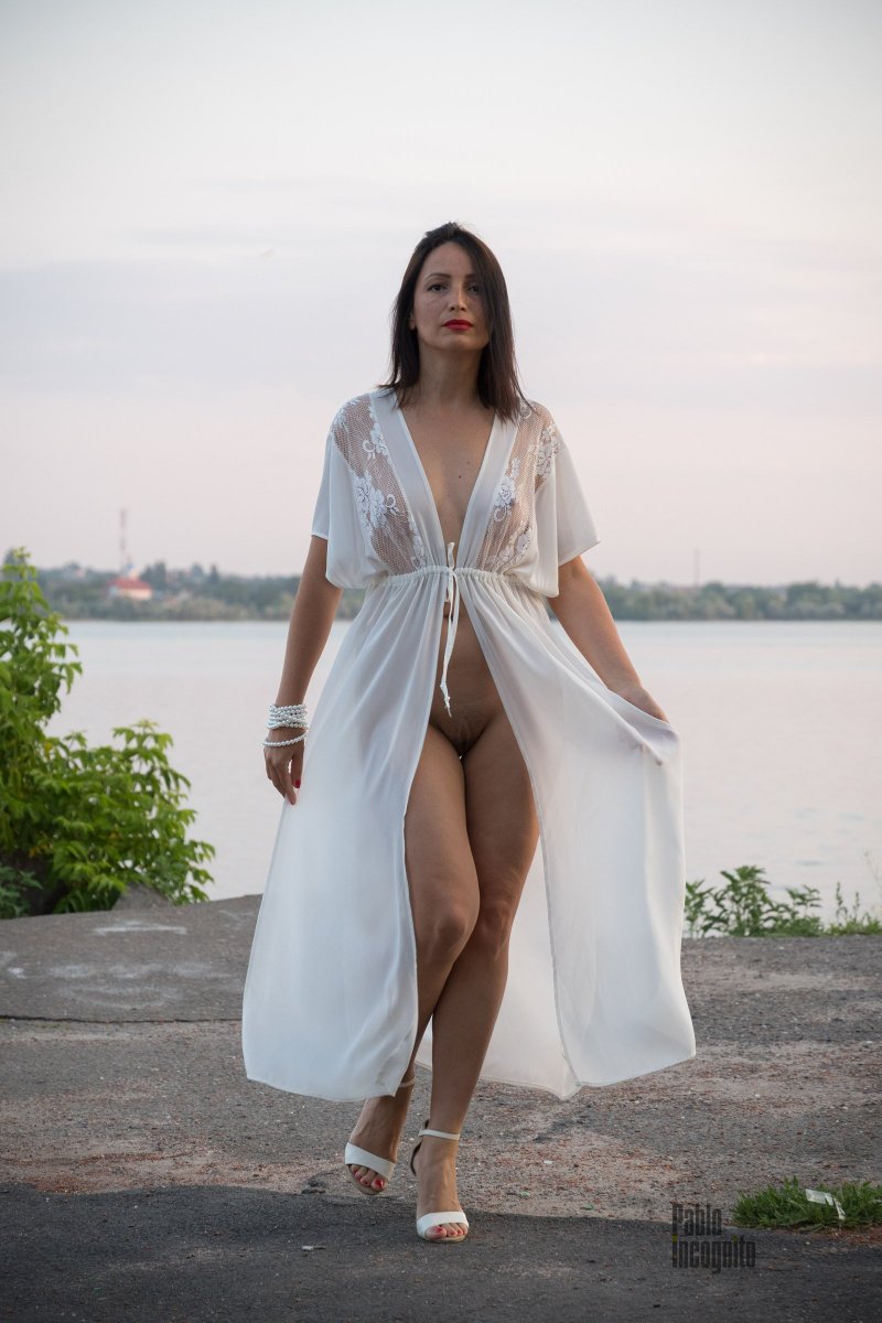 Девушки в прозрачных платьях ню