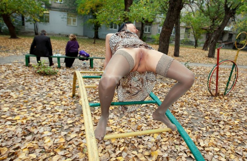 Кемеровская эксбиционистка.без трусиков.