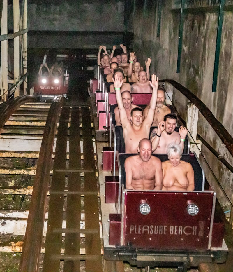 Голые женщины на аттракционах