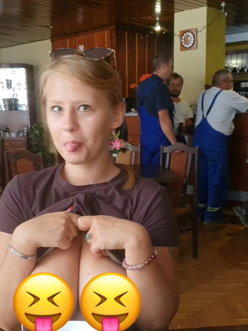 Показала сиськи в столовой