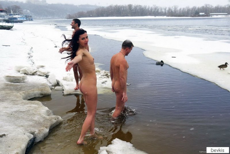 Голые купаются в проруби