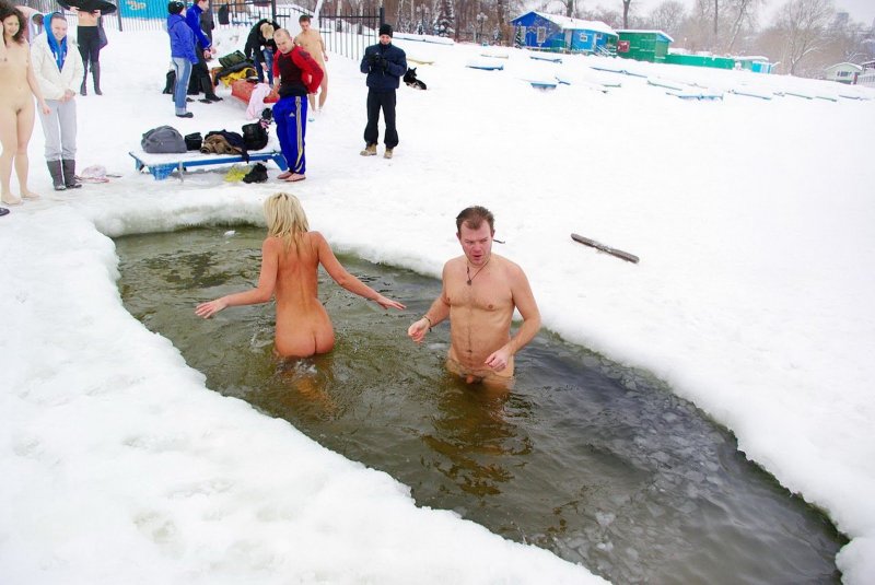 Голые купаются на крещение