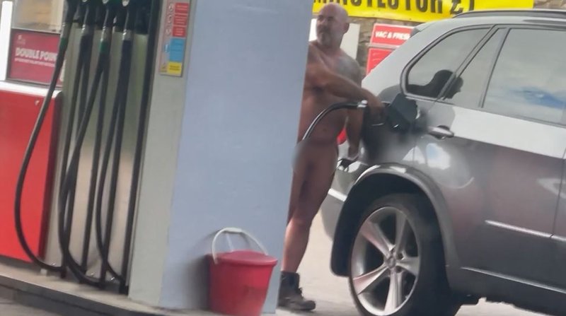 Голая заправляла автомобиль
