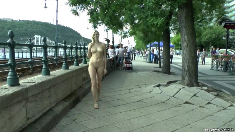 Голая на улице